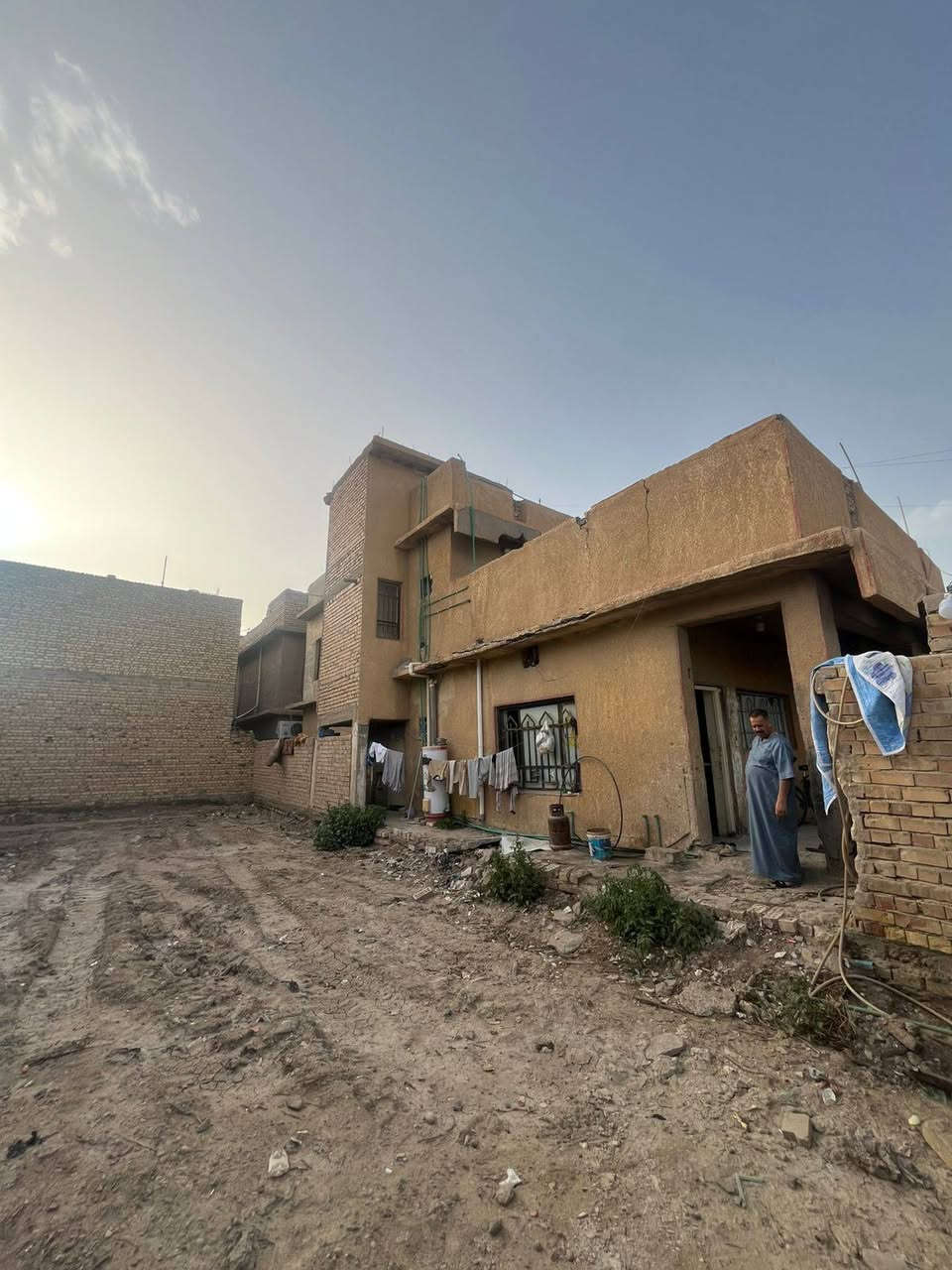 بيت للبيع بحي الشهداء الثاني 200متر طابقين بناءسنة1990 يتكون من اربعة غرف براني هول.. حمام عدد2.. مقابل ساحه.. سعر 90 مليون...واتساب ***********
