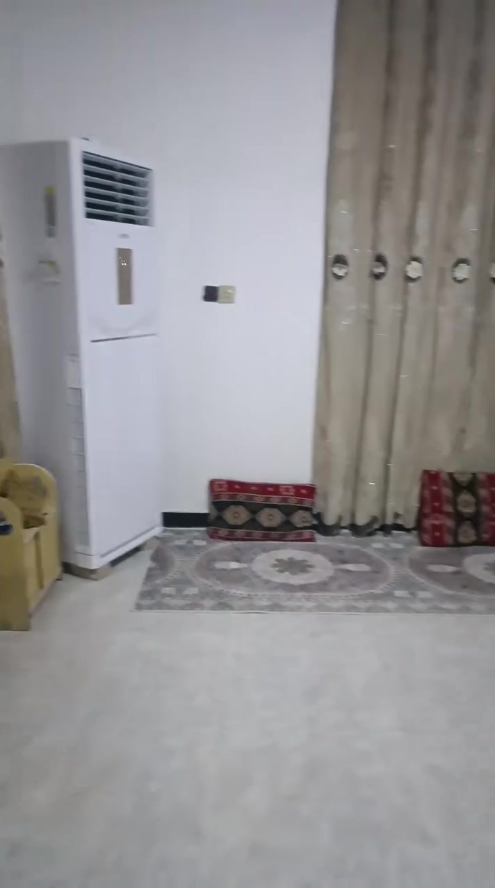 العنوان البصره الزبير مقابل البترو 
سلام عليكم 1600 م بيه بيت جبير رباطات ودرج كامل وبيه نخل محمل وبيه جاخور جبير سندويج السعر 65 مليون ***********//***********
