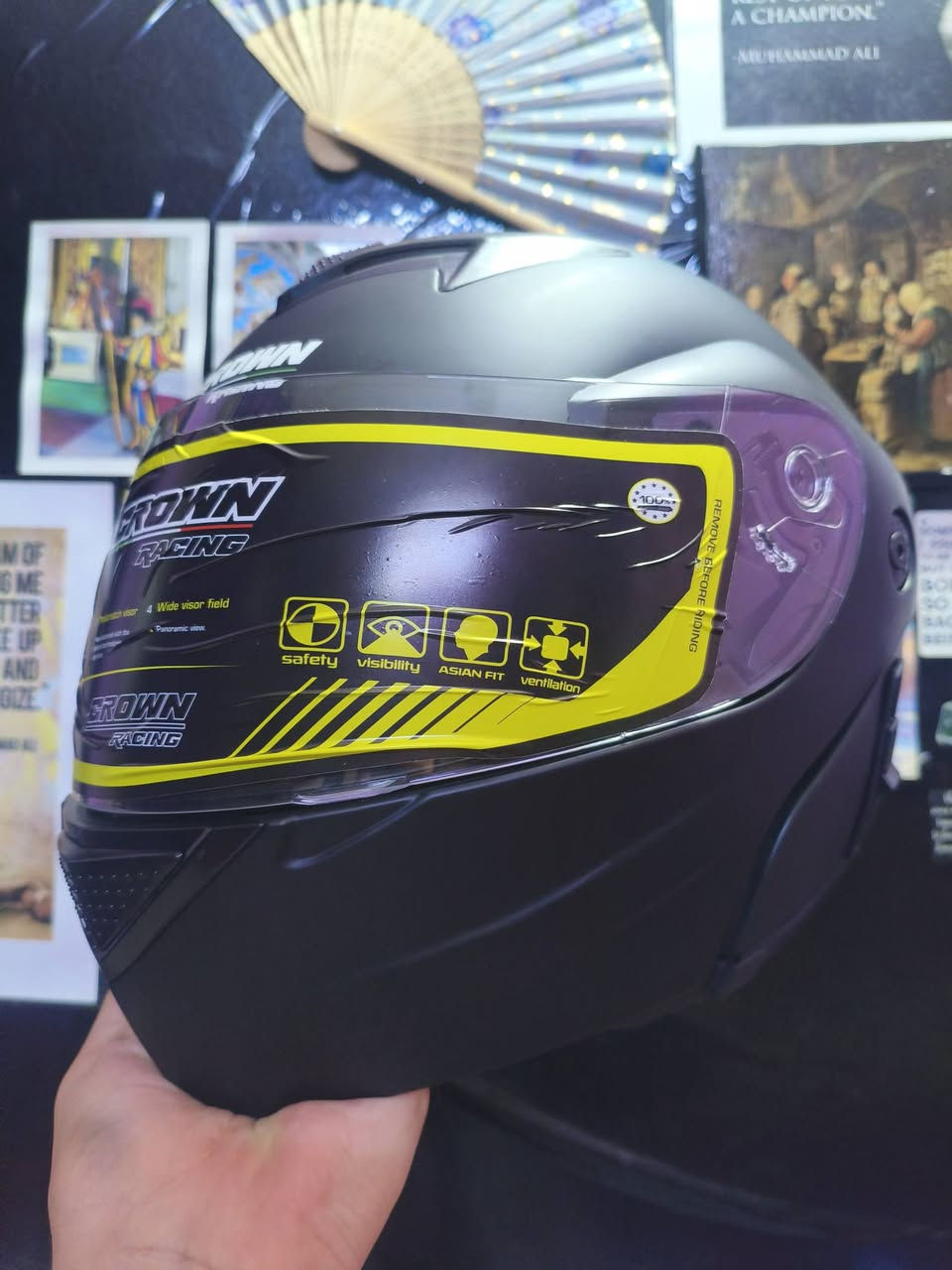 🪖🔥 خوذة CROWN RACING فل فيس
🔹 اللون: أسود مطفي (Matt Black)
🔹 القياس: L (لارج) 
🔹 Full Face تغطي الوجه كامل
✅ Anti-Scratch Visor (زجاج مضاد للخدش)
✅ Wide Vision + Panoramic View (رؤية واسعة وواضحة)
✅ Rapidfire System (تبديل زجاج سريع بدون أدوات)
✅ ECE / DOT Approved (مطابقة لمعايير السلامة)
✅ نظام تهوية متكامل
✅ Asian Fit مريحة على الوجه
الحالة: (جديدة غير مستخدمة)
السعر: (35)
التوصيل :(5)


**إذا كنت صاحب هذا الإعلان وتريد حذفه لأي سبب، رجاءا أرسل رسالة إلى الدعم الفني**