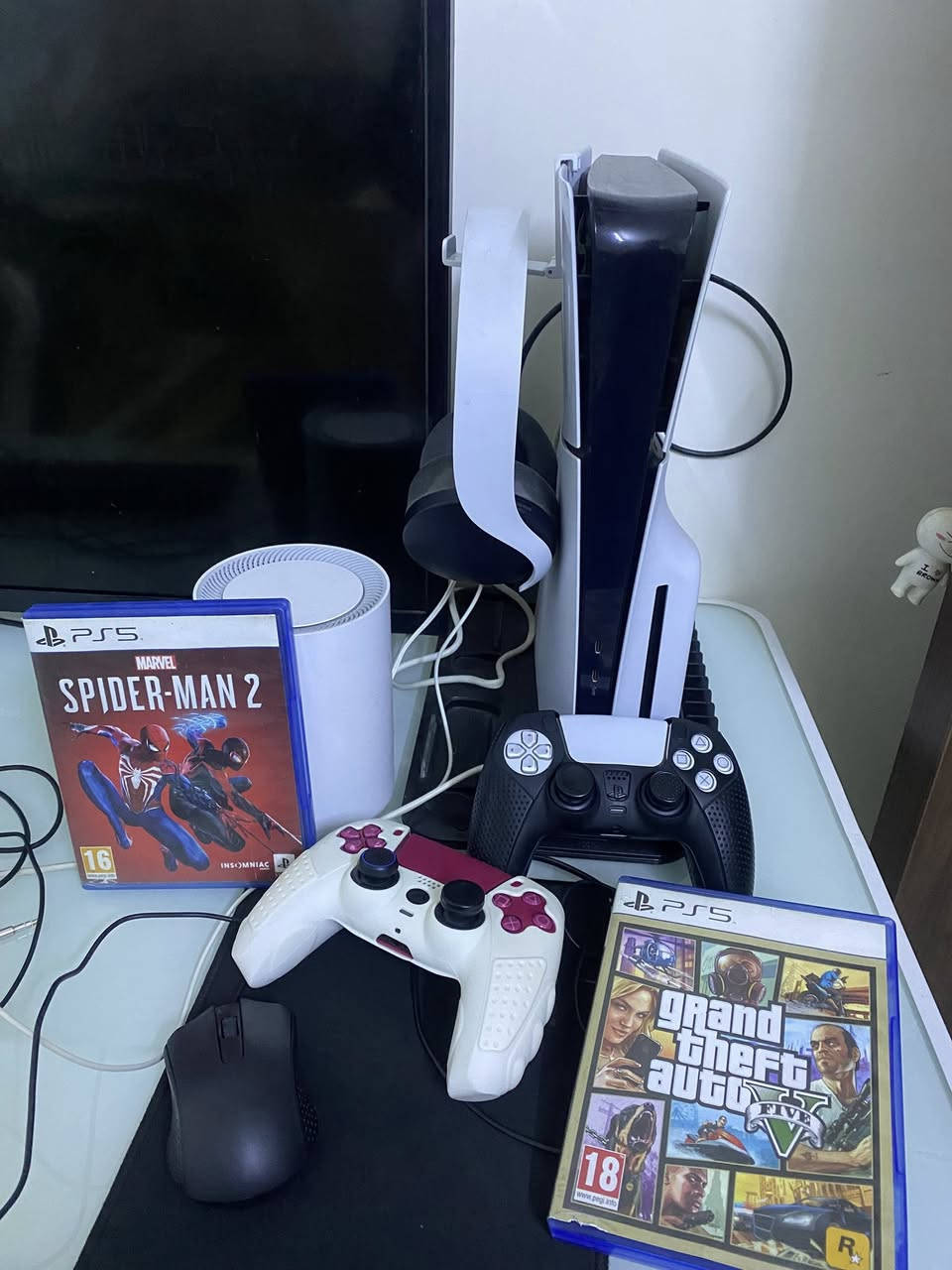 اسلام عليكم شباب عندي بلي 5 سلم 1 تيرة ويا جوستكات 2 ولعبه سبايدر مان وبي حساب كلش حلو ومرتب البلي ويه ملحقاته ويا يوبي اس 1500 وسماعته الاصليه الاصدار الاول سعره  مليون و100 ماعده الحساب 900 الف شباب اذا معاجبكم السعر اعبرو المنشور لن والله صاير عليه اكثر من واحد ونص 
مكاني بغداد السيدية 
رقم تلفوني *********** 
من ضمن الالعاب فيفا 24،25،26
