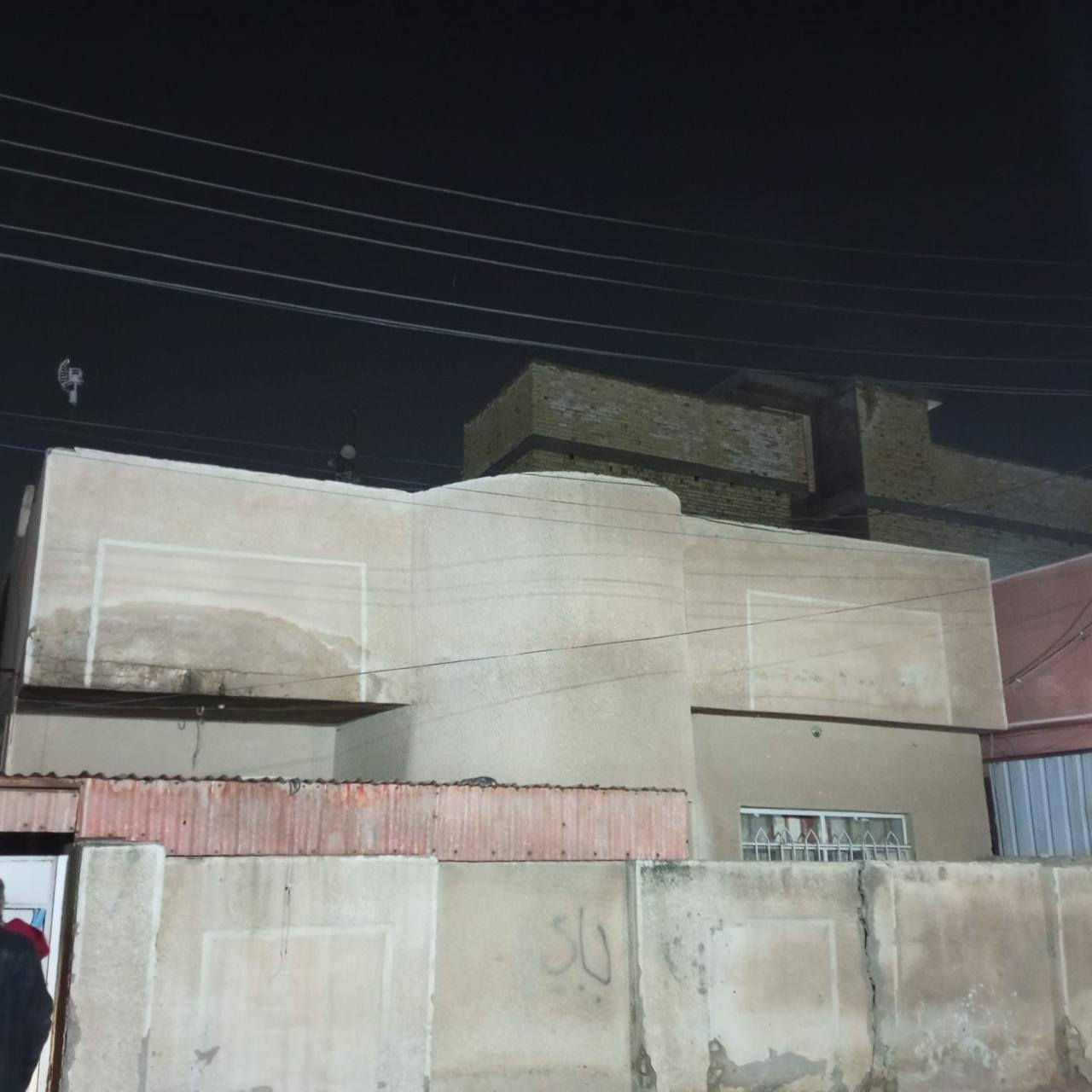 السلام عليكم بيت قديم للبيع مساحة ٢٤٠ متر وجه ٢٠ نزال ١٢.٥ ركن مبني بيتين مساحة كل بيت ١٢٠ العنوان الچريخي شارع ٣٠ قرب ابو فلاح الوكيل 
*********** واتساب
