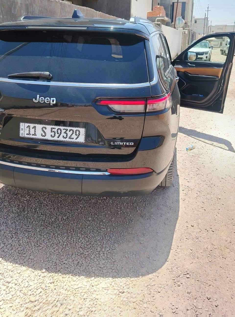 السلام عليكم
للبيع  25500$
 او مراوس بسيارة متجاوز سعرها 10000$
جيب 2022 فول عدا الفتحه
ضرر جاملغ وباب مبدل بلادي
بدون بجم بدون لغود 
ماشيه ٦٨ الف ميل
رقم بغداد
عنوانها بغداد العامرية
هاتف ***********
