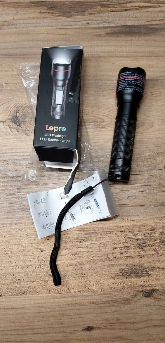 السلام عليكم 

 مصباح Lepro LE20027 LED يدوي 

المواصفات :
- الإضاءة: 300 لومن إضاءة قوية جداً، شعاع 120 درجة، تركيز قابل للتعديل للمسافات القريبة والبعيدة
- الأوضاع: 5 أوضاع - عالي، متوسط، منخفض، وميض، SOS للطوارئ
- البطارية: يعمل ببطارية 18650 أو 3 بطاريات AAA، يأتي مع حامل البطاريتين. البطاريات غير مرفقة
- التصميم: صغير الحجم، بلاستيك متين، مقاوم للماء IPX4 يتحمل المطر والثلج
- لون أسود

لمن يستخدم:
1. التخييم والرحلات لإضاءة المساحة أو المسافات البعيدة
2. الطوارئ وانقطاع الكهرباء مع وضع SOS للاستغاثة
3. الاستخدام اليومي تمشية الكلب، العمل بالخارج، البحث في الأماكن المظلمة.


**إذا كنت صاحب هذا الإعلان وتريد حذفه لأي سبب، رجاءا أرسل رسالة إلى الدعم الفني**
