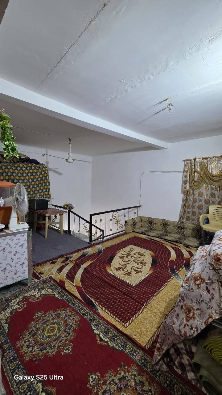 الدار للبيع
مقابيل الحسينيه الكبيره حسينيه الرفاعي 
مقابيل اللمسه السحريه 
***********
المساحه 133 
بناء طابقين نظيف 
يحتوي على 3 غرف نوم 
وصاله عدد 2 
واستقبال 
وصحيات عدد 2 
ومطبخ حار وبارد 
ومخزن
