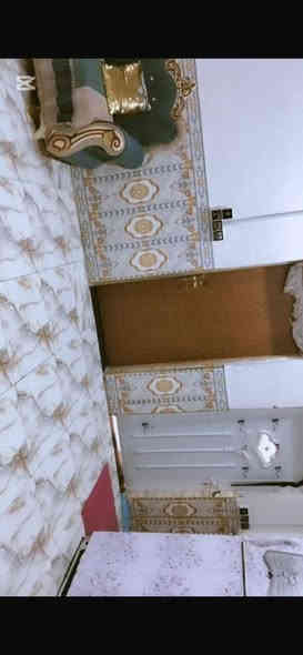 تفاصيل  شارع رئيسي مو فرعي موقع تجاري   البيت بلوك كهربائي صب كونكريت سطح شتايكر ارضيه بورسلين  👍غرفتين وصاله  وكليدور محل داخل لبيت باب داخلي وخارجي ومطبخ ✅

وديوانيه وصحيات داخليه خارجيه ✅

 ويه بيت اثاث 3سبالت ومكيف وديوان وغرفت نوم وكاونتر وكراج سياره  تصل صاحب البيت بي وتساب***********
