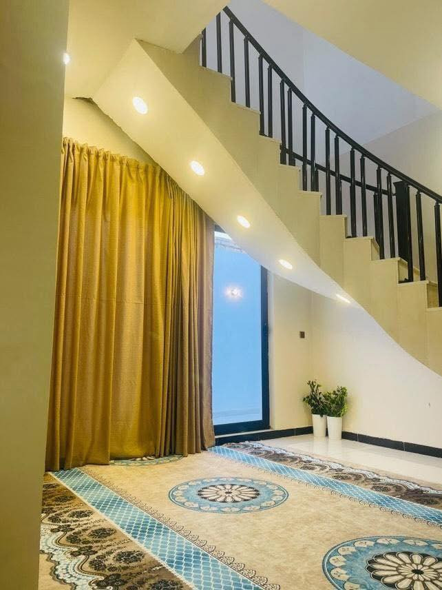 � بيت للبيع – حي المنصور / نزلة علوة السيد
🔹 المساحة الكلية: 350 م²

🔹 مساحة البناء: تقريبًا 250 م²

🔹 السند: طابو زراعي (سند 25)

🔹 الحالة: مشمول بالتطويب ومرقّم

🔹 نوع البناء: درجة أولى

🔸 تفاصيل البناء:

▫️ الطابق الأرضي:

 • استقبال ضيوف

 • استقبال نساء

 • غرفتا نوم

 • مطبخ حار

 • مطبخ بارد

 • هول

 • حمامات داخلية مع منزع

▫️ الطابق الثاني:

 • غرفة نوم

 • بيتونة

▫️ الملحقات الخارجية:

 • حمامات خارجية مع منزع

 • كراج سيارة

 • حديقة

📍 الموقع: حي المنصور – نزلة علوة السيد

📞 للاستفسار:

***********
