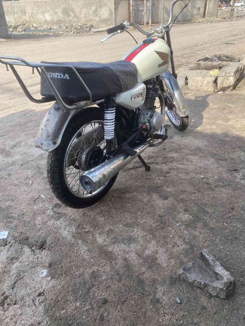 سلام عليكم دراجه أيراني نضيفه ادوات غراض كله جديد ما ناقصهه شيي لدراجه ميكنه ناعمه فول دراجه نضيفه ونهضه كلش حلوه رايده ب350 وبيها مجال حك لجيه مكاني بصره خمسميل رقمي ***********
