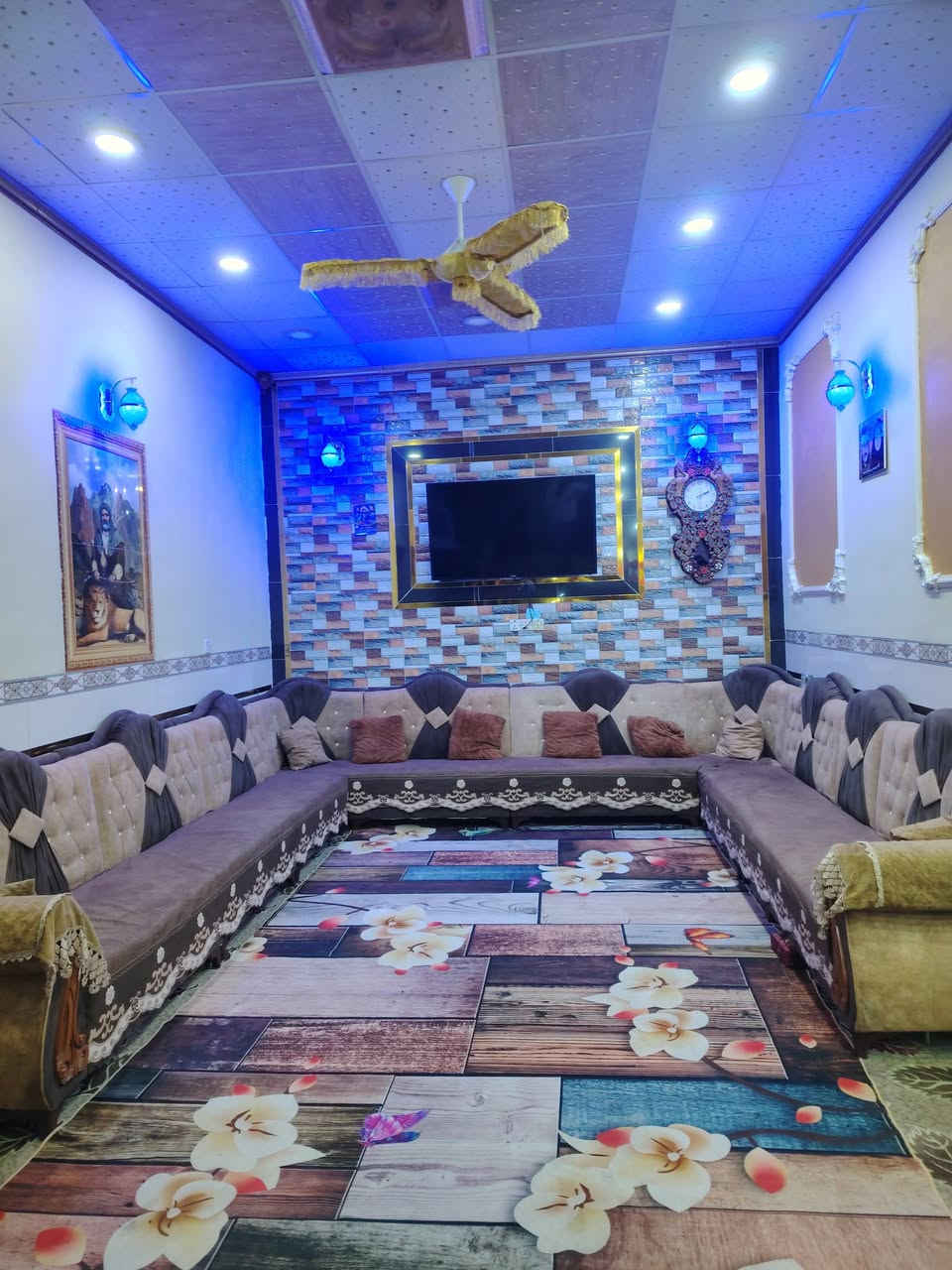 سلام عليكم بيت 200 متر بناء طابقين الطابق ثاني غير كامل اما الطابق الول جاهز من كلشي غرفتين +صاله + مطبخ +براني + مجمع صحيات داخلي وخارجي المكان التقيه الثالثه قرب حسينيه باب الحوائج  ويقع البيت اعلى شارع تبليط الاستفسار اكثر  الرقم ***********
