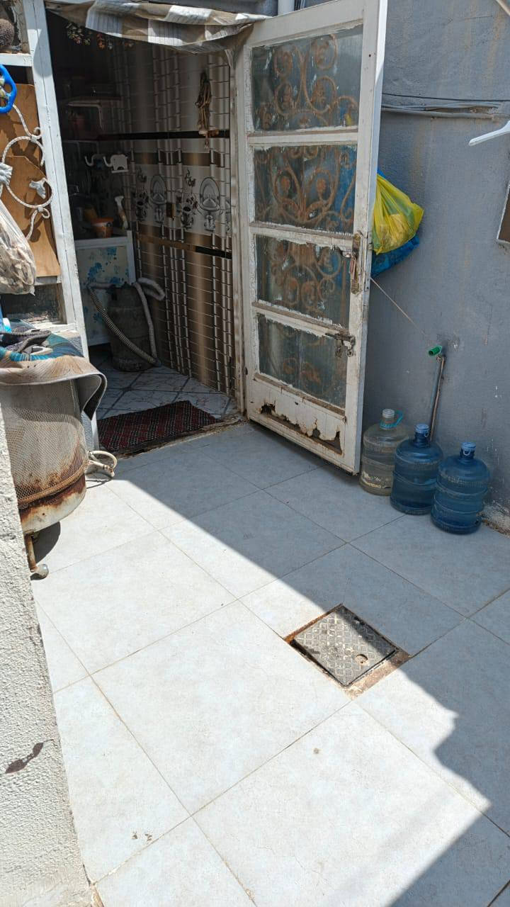 بيت ١٠٠م مربعة البراكية شارع المطار القديم قرب مدرسة الجنائن قريب على الشارع البيت بناء بلوك أساس صب سقف عكادة يحتوي على ثنين حمامات و٢ مشكوفة وصالة وغرفة واستقبال ومطبخ وطارمة البيت صابغينة جديد قبل فترة سعر 28 وبي مجال للشراي طابو زراعي سند 25 هذا رقمي *********** النجف, العراق
