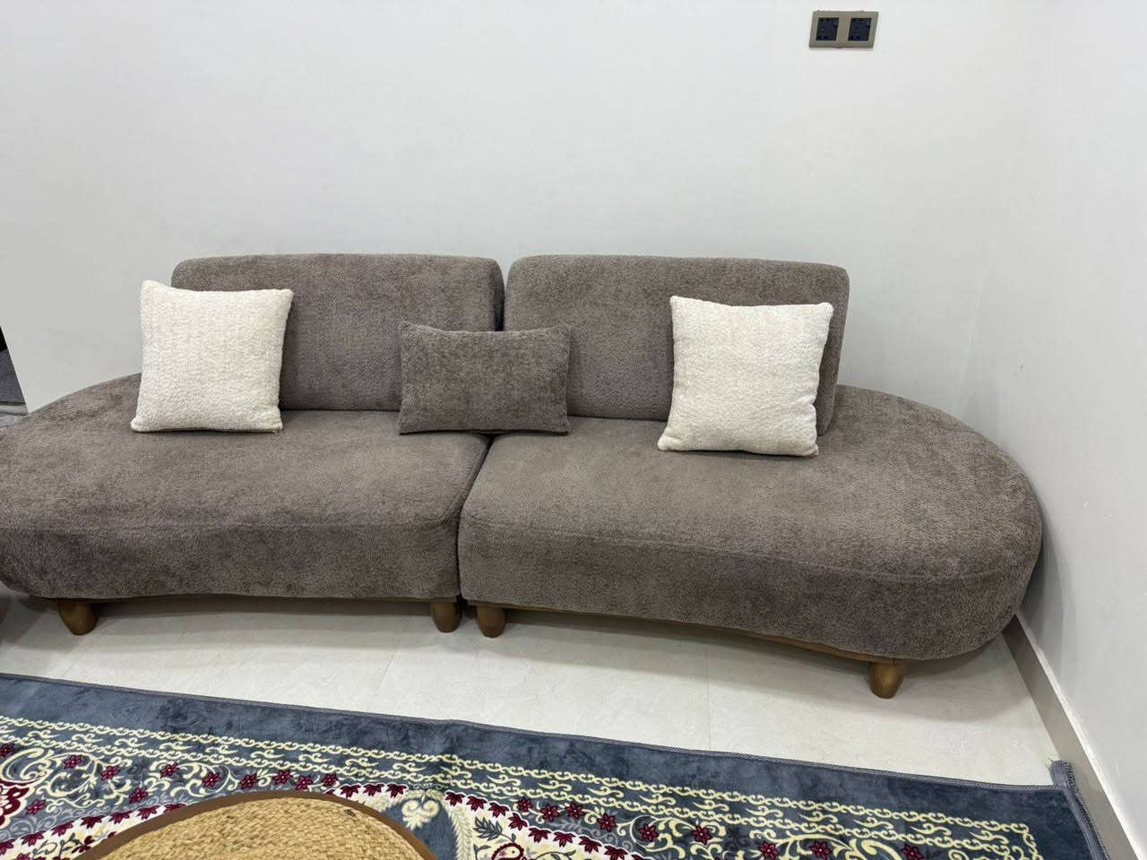 السلام عليكم
تخم قنفات موديل (بانده) تركي 
11نفر و6كوشات 
خامية خاولي 
والخشب طبيعي (خشب سنديان)
استعمل 3اشهر يعني اخو الجديد 
سبب البيع (صغر المكان)
مكاني النجف الاشرف 
للتواصل واتساب 
*************
