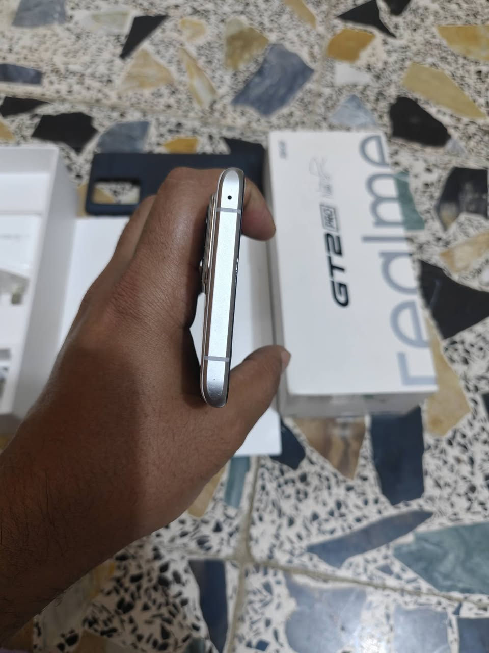 ريلمي gt 2 pro  نسخة عالمي اذكرة 256 رام 12 نظافة 99% للبيع سعر 375 مجال بسيط عنواني بغداد اي استفسار عالرقم ***********
