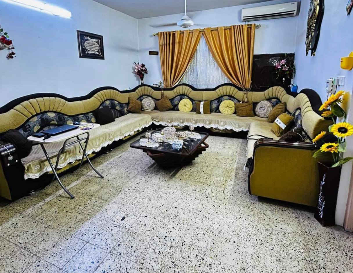 دار للبيع في حي الحدباء طابقين المساحة 116 م واقع حال 120 م واجهه 6 م 3 غرف نوم هول واستقبال ومشتملات شارع واسع 15 م اتجاه قبلة .
***********
***********
عقارات الصفوة  حي المصارف قرب جامع سعدي مهدي
