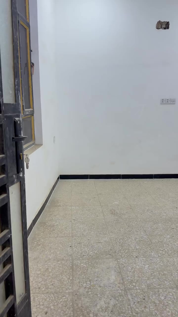 للايجار شقة 90 متر طابق اول زيرو غرفتين نوم وصالة ومطبخ وحمام شاطى التاجي منطقة الطي بداية شارع عباس الكهربائي السعر 350 ألف قفل ***********
