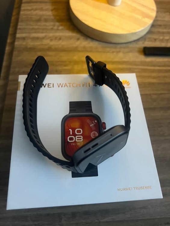 سلام عليكم للبيع ساعه هواوي ستخدام قليل كلش اب سعر مناسب جدن ستهسار تصال على هاذ الرقم ***********. اسم ساعه Huawei Fit 4 Pro
