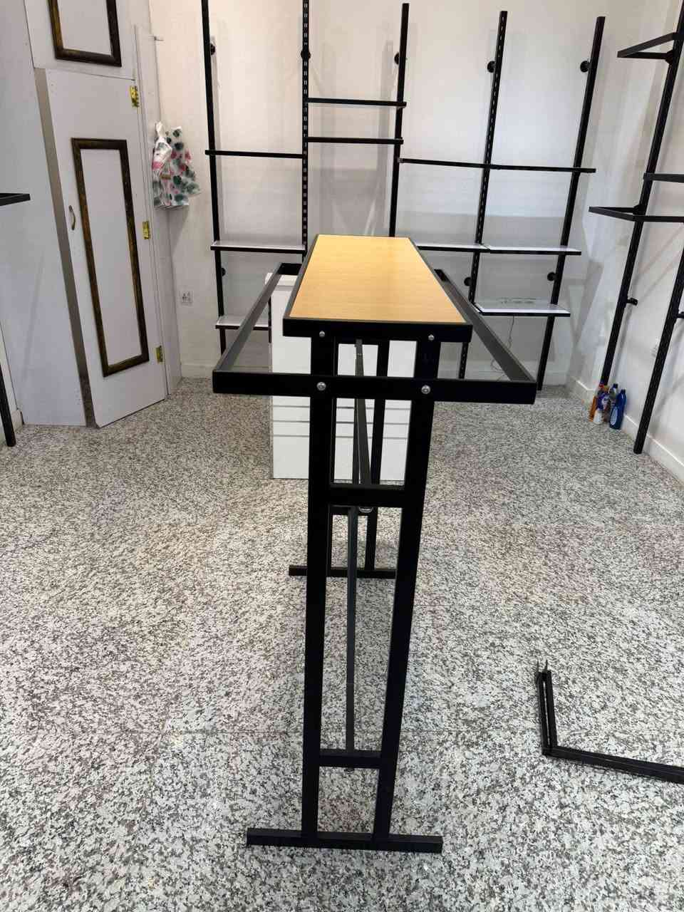 السلام عليكم ديكور كامل للبيع يشمل استاندات ورفوف طياري +رفوف مري +ميز +ستاند وسط العنوان زيونة شارع الربيعي للاستفسار الاتصال على رقم *********** وبالعافية على الي يصير من نصيبة
