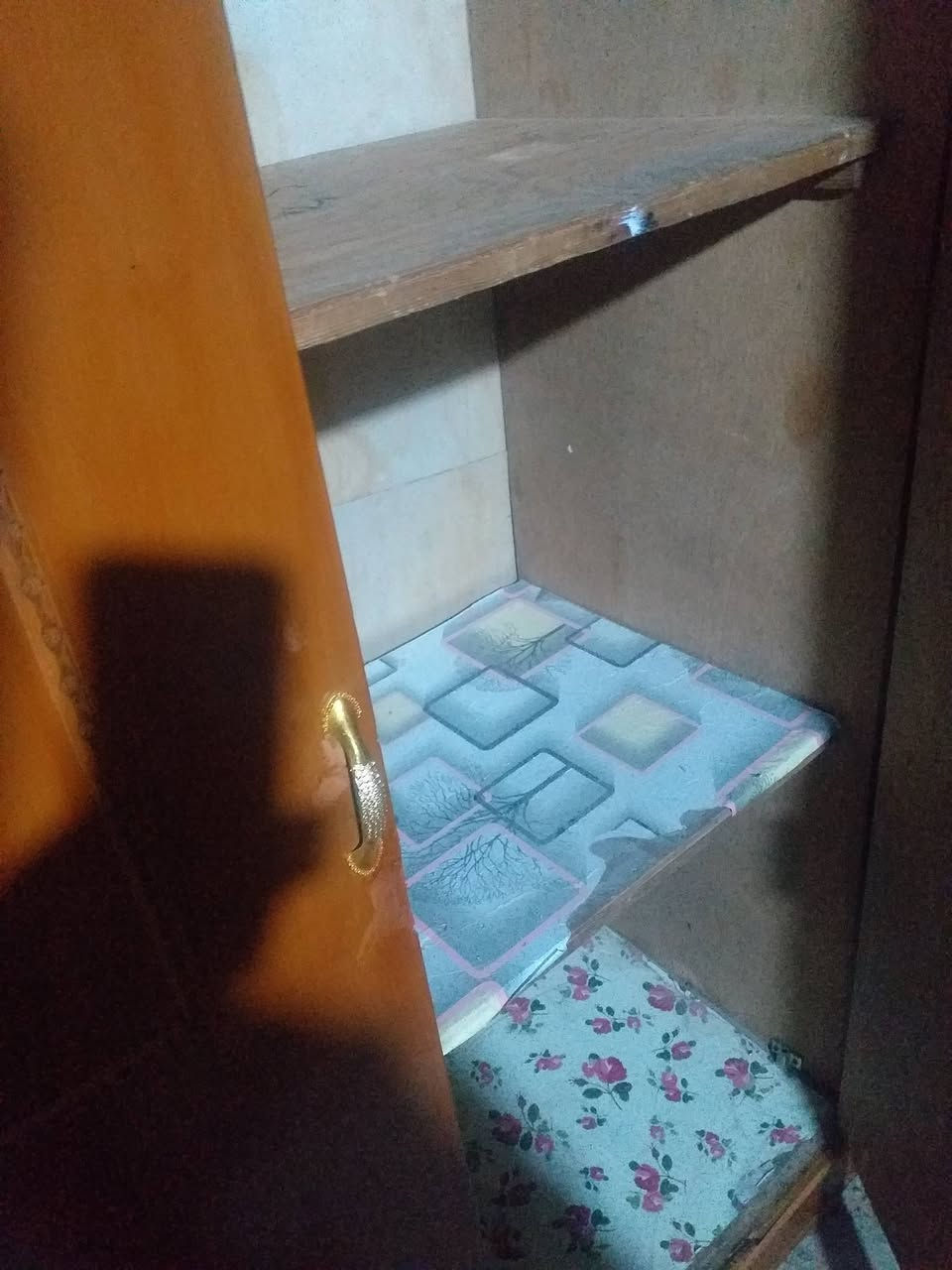 السلام عليكم للبيع كنتور ٦ ابواب صاج  اسعر ٢٤٠ الف هاتف ***********
