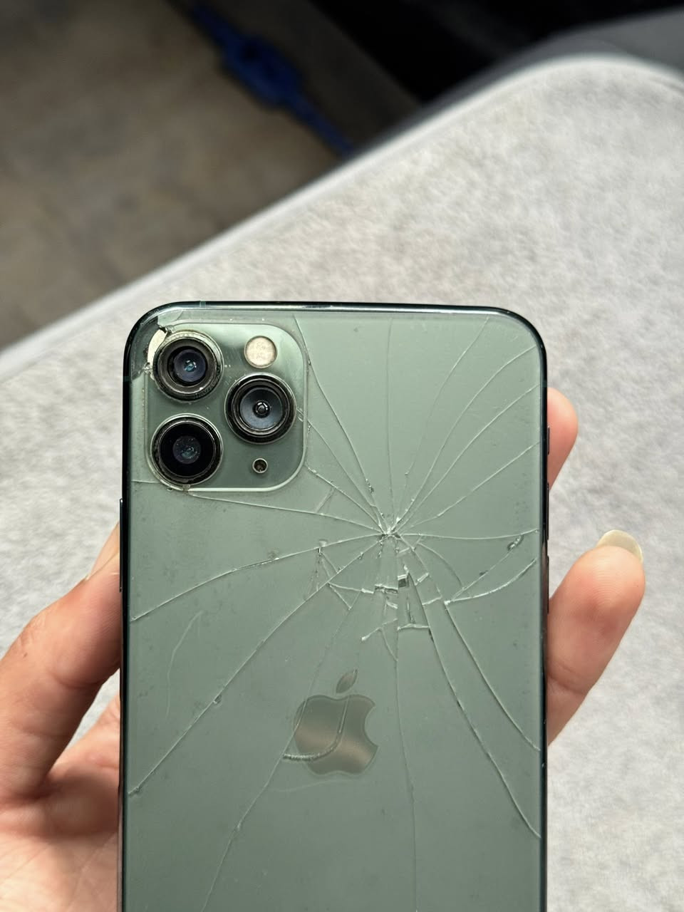 ايفون 11 pro max  بطاريه 83 الكامرة بيها هزة بس زوم  و الضهر تصليحة و المايك بس من تفتح سبيكر يصير شوية ضعيف الجهاز كلة يتصلح ويرجع وكالة ب ٦٠ الف كامل  هذا صور الجهاز كامل سعرة ١٧٥ قفل 
الي عاجبة يراسلني هذا رقم واتساب ***********
