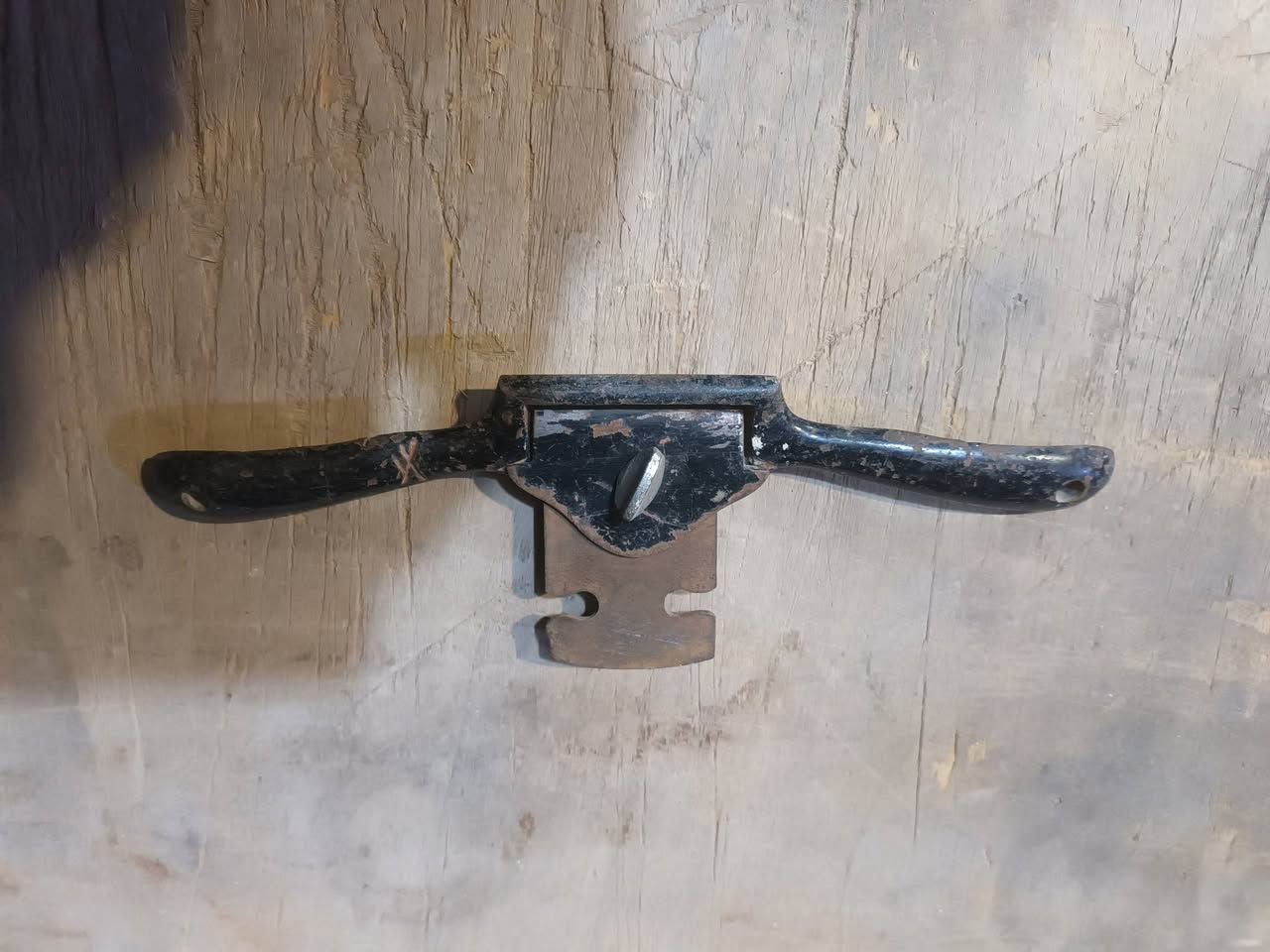 السلام عليكم من رخصة الادمن المحترم  غراض نجارة للبيع كلمن وسعرة الاتصال على *********** بغداد نهاية حي اور ويوجد توصيل
