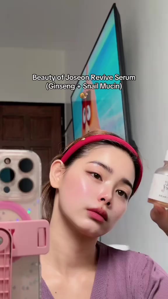 ✨سيروم ريفايف (Revive Serum) من ماركة "بيوتي أوف جوسون" (Beauty of Joseon)،  منتج كوري يجمع بين الطب التقليدي (الهانبانغ) والتركيبات الحديثة.
✅المكونات الأساسية وفوائدها:-
✔️مياه جذور الجينسنغ (63%): تعمل كمضاد قوي للأكسدة، وترطب البشرة بعمق، كما تساعد في تحسين مرونة الجلد وتقليل ظهور الخطوط الدقيقة.
✔️مخاط الحلزون (3%): يساعد في ترميم البشرة التالفة، وعلاج الندبات، وتعزيز نضارة البشرة ومرونتها.
✔️النياسيناميد والأدينوزين: يعملان معاً على توحيد لون البشرة، وتفتيح التصبغات، وتقليل التجاعيد. 
✔️ مناسب لجميع أنواع البشرة، بما في ذلك البشرة الحساسة.
✔️ مثالي للبشرة الباهتة، المجهدة، التي تعاني من فقدان المرونة، أو التصبغات، أو آثار الحبوب.

#الاصلي المنشأ كوريا 🇰🇷💯
السعر ١٠ الاف
🚘يوجد خدمة توصيل لجميع محافظات العراق ٤ الاف 🚘


**إذا كنت صاحب هذا الإعلان وتريد حذفه لأي سبب، رجاءا أرسل رسالة إلى الدعم الفني**