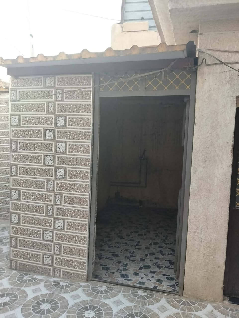 اسلام عليكم بيت مساحة 140م فرع سكلة احمد حسين علي جاسم البيت فارغ صالح لسكن مباشر ***********/اتصل
