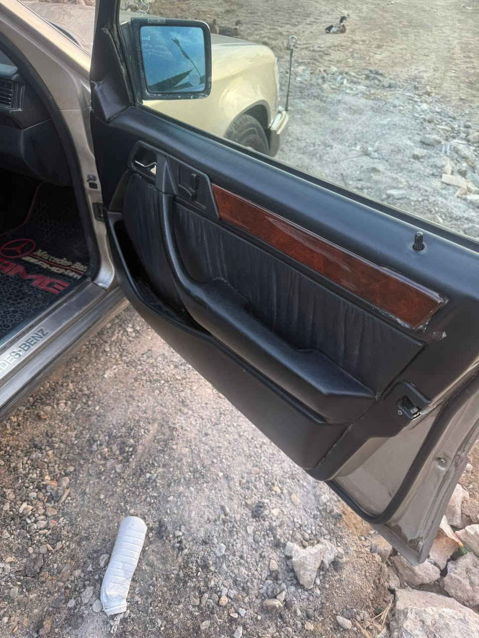 ماسدس دب البيع موديل 1993،
جاهزه ال خير من مكينه من حداديه كل جديد 
سعر وباقي تفاصيل على رقام ***********
