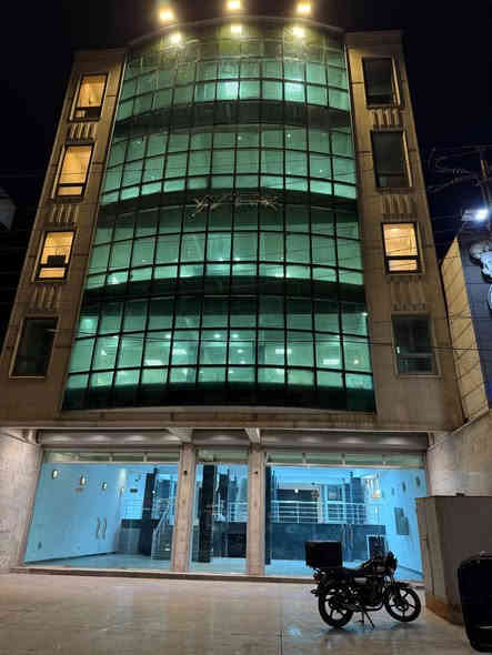 الايجار.    او للبيع.      بنايه تجاريه.  5 طوابق مع سرداب 

بنايه جديده. تصلح ان يكون مول او مشفى او اي اشي ثاني 

لاستفسار اكثر. لاتصال على رقم التالي او مراسله الصفحه 

***********

  واتساب ***********
