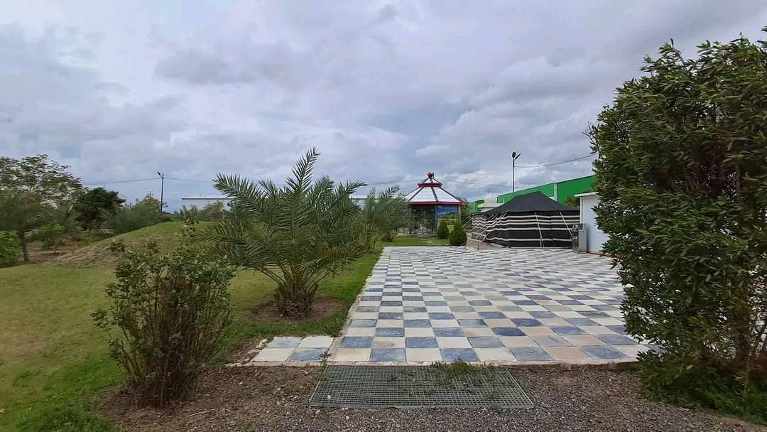 للبيع 🔥 فرصة استثمارية مميزة
مزرعة بمساحة 15 دونم (طابو زراعي – تحويل مباشر)
📍 الموقع: على الطريق الدولي بغداد – الأنبار، مقابل جامعة الفلوجة
📏 الواجهة: 100 متر مباشر على الشارع العام
✨ مميزات المزرعة:
دار عدد 2 جاهزة للسكن
استراحة كرفانات + خيمة كبيرة مجهزة بالكامل
جلسة مثمنة (سكيورتي)
جميع الخدمات متوفرة (ماء، كهرباء)
مزروعة بأفضل أنواع النخيل والفواكه المتنوعة
مسيجة بالكامل
اسطبل خيول متكامل
محمية حيوانات
💰 السعر: الدونم 250 مليون (قابل للتفاوض)
📞 للاتصال والاستفسار:
***********
📱 واتساب: ***********
