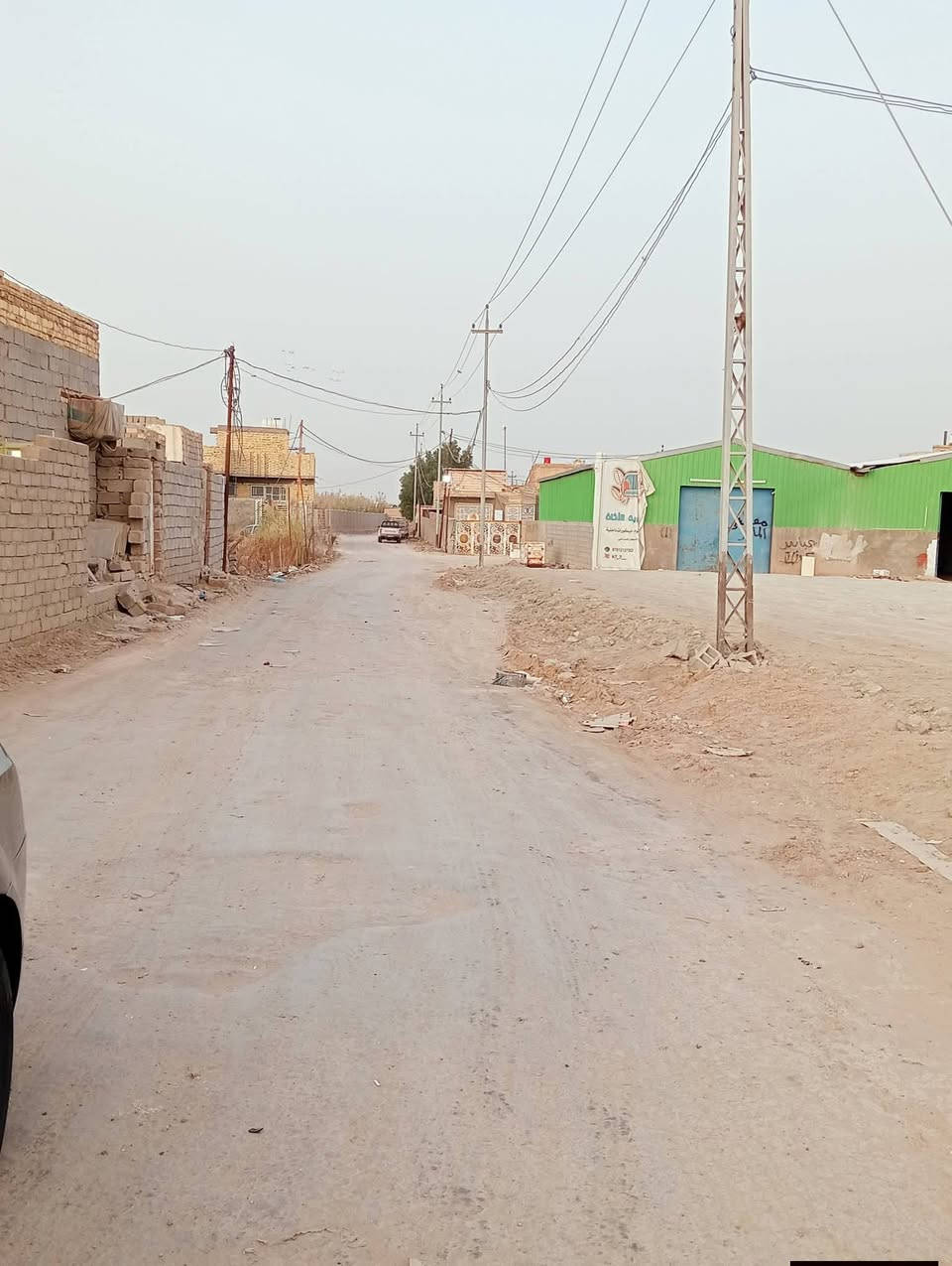 السلام عليكم اخوان بيت زراعي للبيع المساحه 120 البناء بلوك خدمات كامله البيت يتكون من غرفتين ودوانيه ومطبخ وغرفه قاط ثاني البيت نزله ابو كامل الرئيسيه مقابل النزله الاولى مال حي الجوادين الاستفسار على الرقم او واتساب ***********
