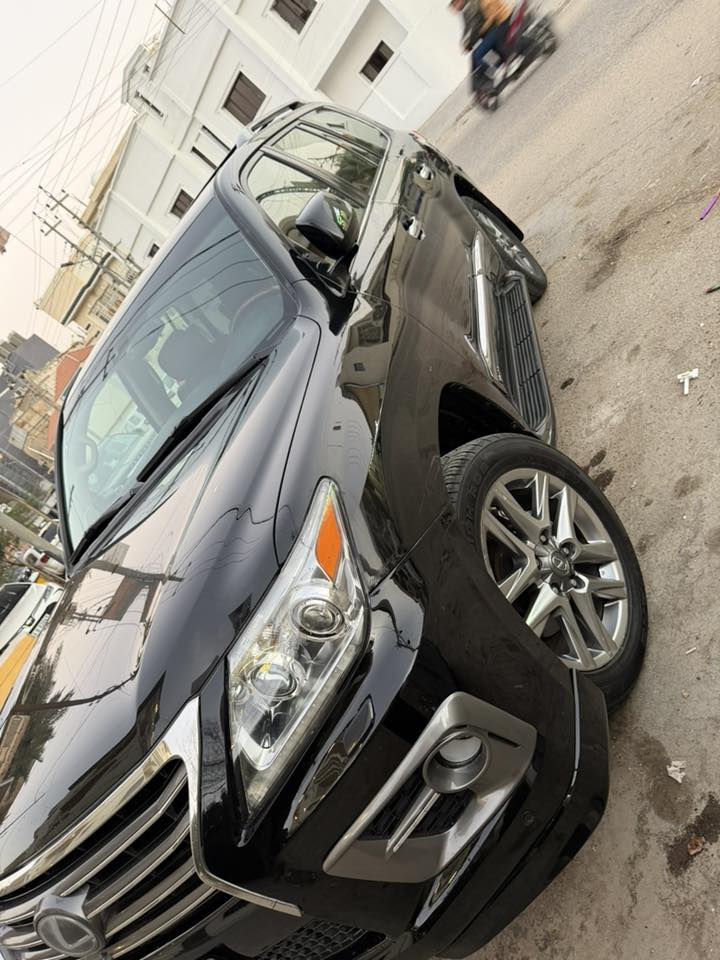 السلام عليكم لكزس موديل 15
لون اسود ماشيه 192 
سياره مكفوله  من كلشي فقط صندوق الجنطه الاعلى مفتوحه براغيه حسب قول الفاحص 
رقم بصره الماني جديد بأسمي
السعر 4 شدات و 50 ورقه وبيها مجال 
الاستفسار 
***********
