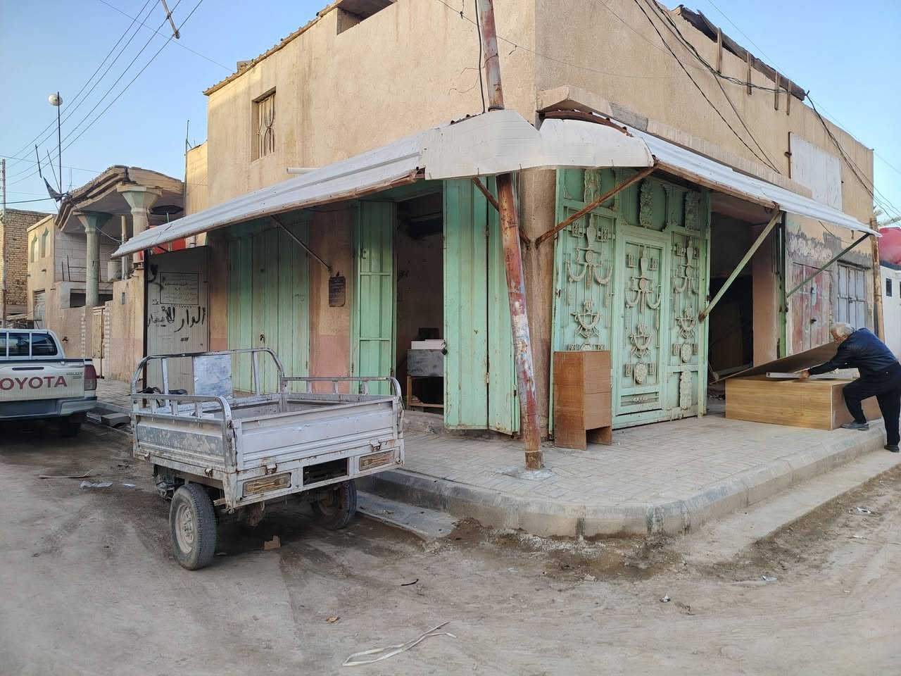 سلام عليكم بيت ومحلات للبيع موقع تجاري  ركن سوق رجيوي مساحه 260 متر بيت يتكون من 4 غرف وثاني محلات 5 ومشتمل للاستفسار ***********
