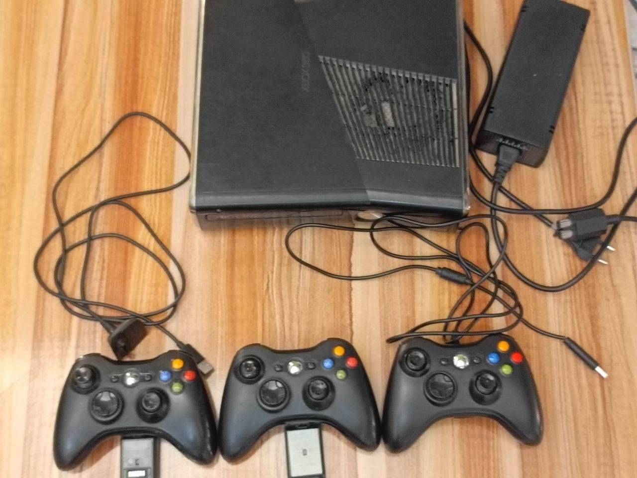 للبيع Xbox 360
جاهز للعب شغال و ممتاز
يحتوي على 3 يدات تحكم:
يد وحدة حالتها زينة وتشتغل بدون مشاكل.
يدتين شحن ولكن بيهن مشاكل بسيطة مثل صعوبة ضغط الزر ولكن الثالثة لا يوجد بها أي خلل .
بيه أكثر من 25 لعبة مثبتة، من ضمنها:
PES 2018
GTA 5
Blur
call of duty
Tekken
وألعاب ثانية متنوعة.
الجهاز بيه خدش بسيط من الأعلى كما موضح، وما يأثر على تجربة اللعب.
الجهاز مهكر شغال زين ومجرب.
-سعة الهارد 250GB
المحتويات:
جهاز Xbox 360
3 يدات
كيبلات التشغيل كاملة
أكثر من 25 لعبة مثبتة
السعر: (125 ألف دينار)
~ملاحظة/ يوجد خدمة توصيل داخل مناطق بغداد فقط
الموقع: (بغداد . التاجي . سبع البور)
للاستفسار أو الشراء:  *********** (واتساب )
