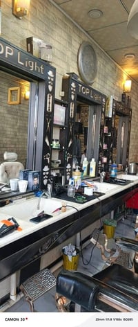 مقاعد خلفية • ميز حلاقه كامل • ٣ مغاسل