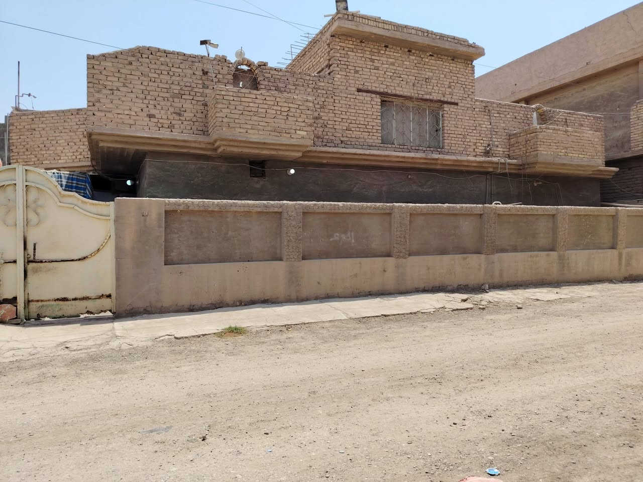 السلام عليكم بيت طابو صرف للبيع حي الشهداء مقابل صاله الوهاج ٢٢٠ متر مع مشتمل خلف التجاري. كافه الخدمات موحوده لتواصل على الخاص او اتصال على رقم ***********

