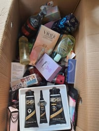 كراتين مكياج  العدد تقريبا 250 قطعة واكثر   السعر110 الف الكرتون متروس...