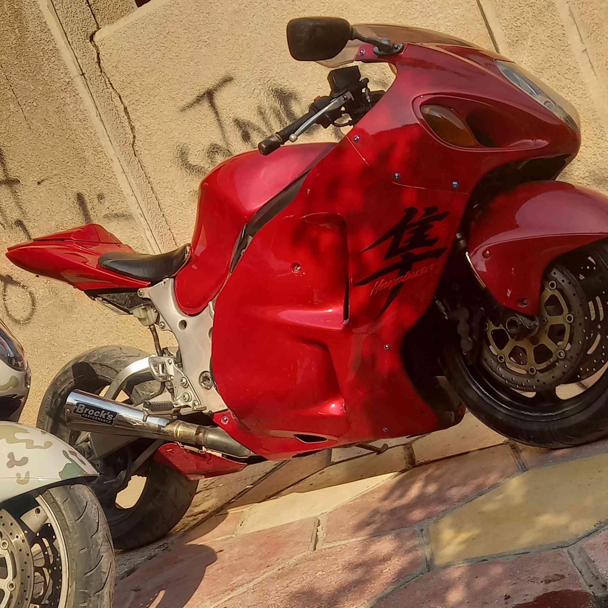 من رخصة الادمن _ هايبوزا ١٣٠٠ بدون رقم مامفتوحة
موديل ٢٠٠٠
ب٢٥$ بيها مجال

بيها ثكل خفيف على باتري ٩ امبير

دراجة كاملة مناقصها بس دسكات امامي وتجفيت دبلات امامي
بغداد الغزالية

رقمي بي واتس اب

***********
