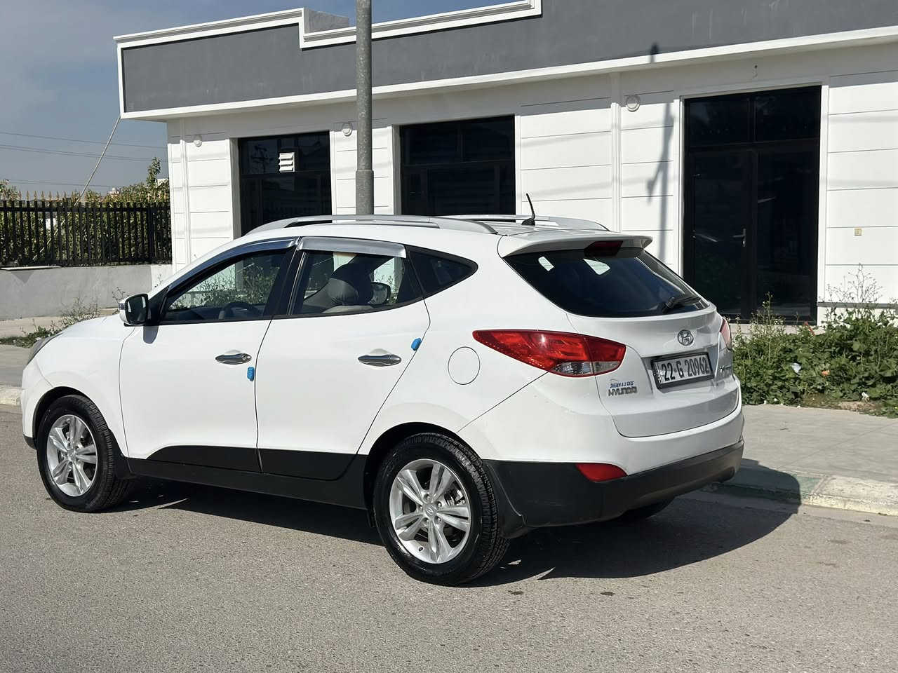 سلام عليكم  توسان 2012 خليجي 
موصفات فول ماعدا الفتحه 
باسمي سنويه جديد 2027
مابيها مصروف كامله من كل نقص 
بيها جاملغ سكن خلفي 
اشارة بلمري
كامره خلفيه
خمسه ويل كب
للأستفسار ***********
