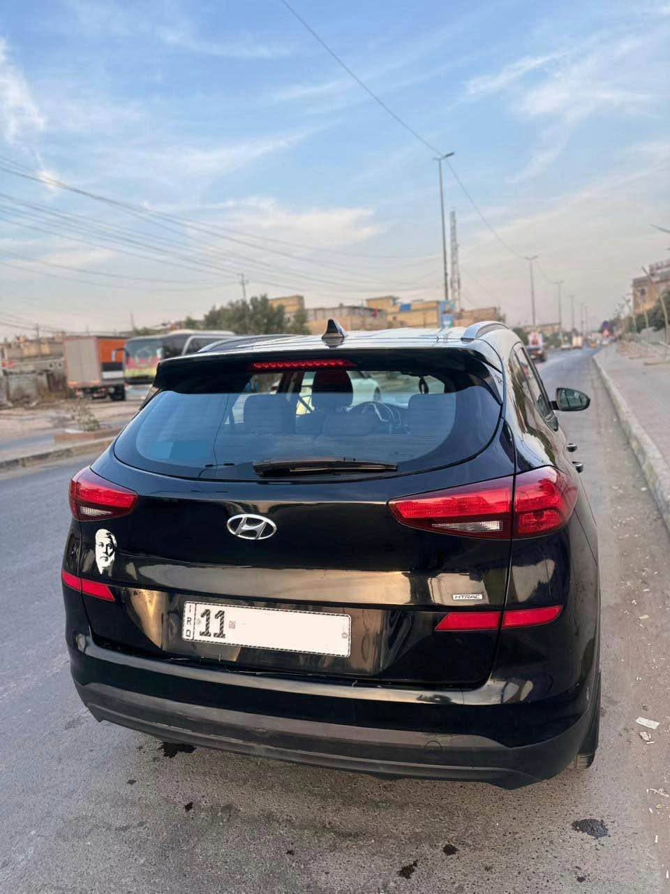 السلام عليكم توسان 2020 وراد امريكي حادثه فقط دعاميه اماميه وربع البنيد مصبوغ وبيها باب الصندوك معدل ومصبوغ بالعراق
 فول موصفات عده الفتحه بصمة بدون ايرباك ماطاك ماشيه 77 الف
الموصفات 
1 لايت زنون شمسي + لد نهاري + كشافات هالوجين+ لد نهاري مع الكشاف
2 اوتو هولد✅
3مثبت سرعه ✅
4 نضام سحب امامي +دفع رباعي بنضام HTRAC✅
5 محرك 4اسلندر سعه 2.0 ✅✈️
6 تبريد  ثلج 🥶✅ 
7 كامره خلفيه ✅ 
8 رادار امامي ✅ 
9 تخم تاير جديد ✅ 
10 منفذ USB ومنفذين 12V امامي ✅
11 اوتو لايت عند التشغيل✅
12 كشنات  تدفئه ✅
13 5 راكب✅
14 محرك وكير مكفول ع الفحص ✅
15 تحديد مسار ✅
16 شاشه تدعم جميع اجزاء السياره ✅ 
17 تدعم اندرويد اتو ✅
18 تدعم كار بلاي ✅ 
 19 راكشن او مانع انزلاق وضعتين ✅ 
20 اشاير LED✅
مكاني بغداد 
*********** بغداد, العراق
