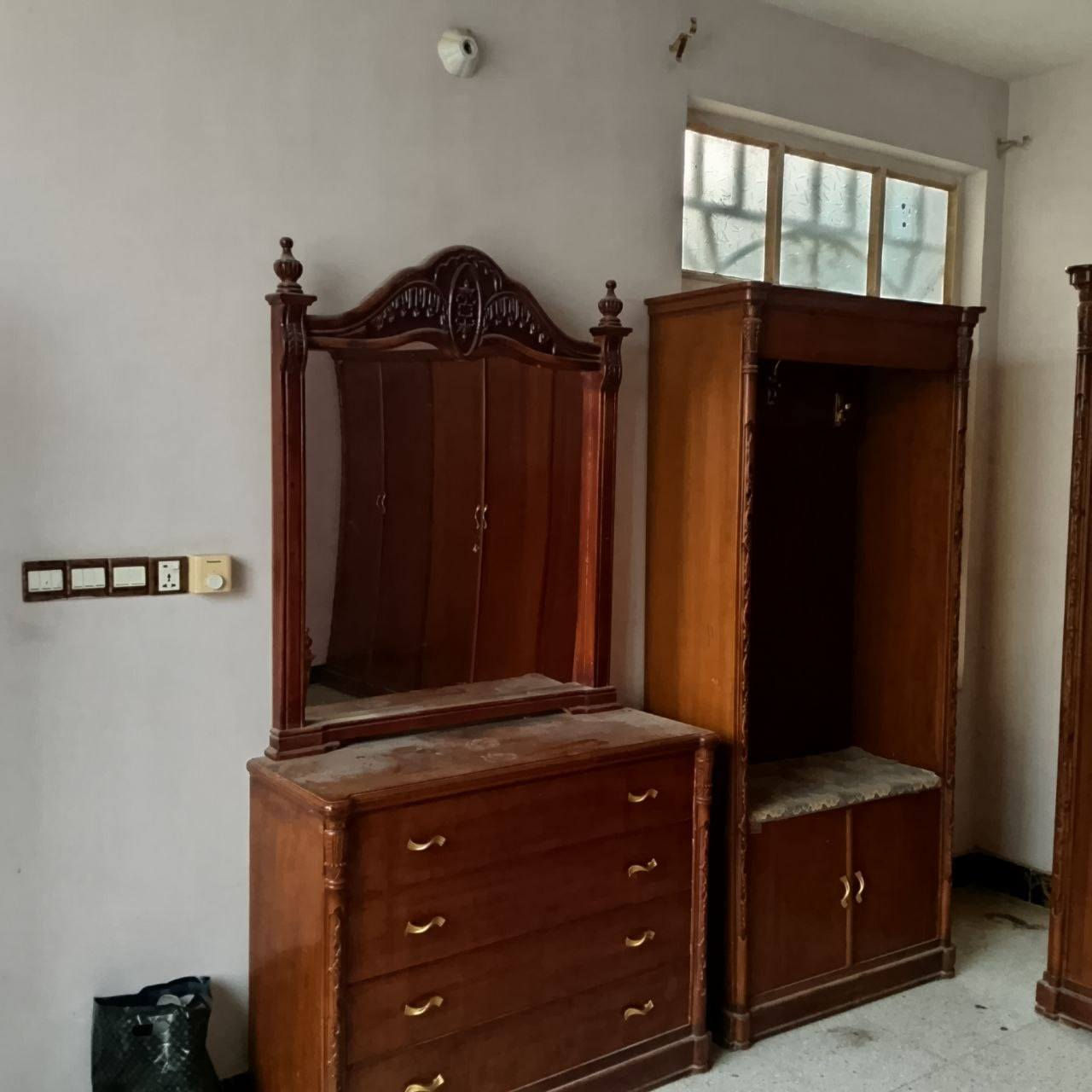 السلام عليكم غرفه تسكام نضيفه مابيه اي اضرار للبيع مكان ديوانيه ام الخيل سعر مليون وبيه مجال رقم صاحب لغرفه ***********
