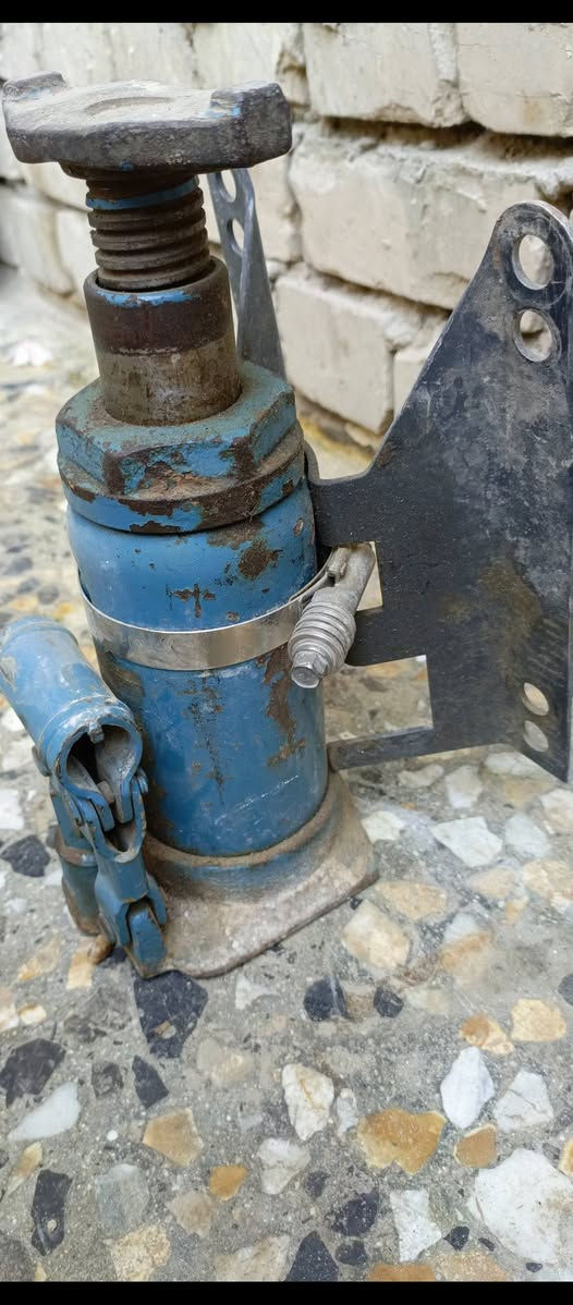 السلام عليكم اخوان جك اتيكو بلادي وية القاعدة الي تنشد بالشاصي للبيع السعر ٥٠ الف العنوان بغداد الدورة ***********
