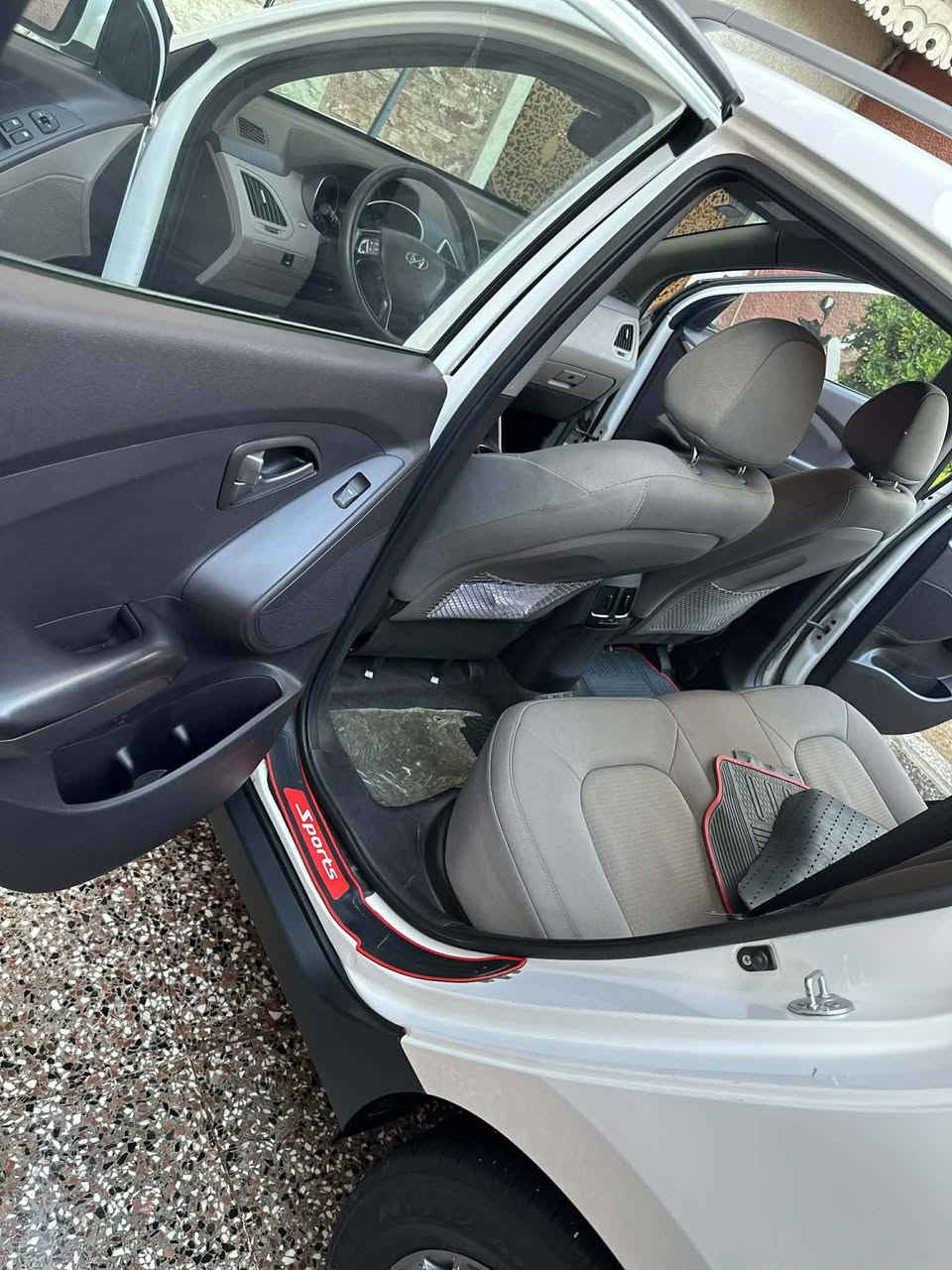 سلام عليكم توسان خليجي موديل 2014 مكفوله من صبغ بيها صبغ ربع دعاميه
وبيها بارد قبغ جنطه ع كد شبر مكينه كير مكفوله رقم جديد ماشي ٦٦ الف
مواصفات عاديه 160$ 
مكاني بغداد الشعب شارع الصحة ***********
