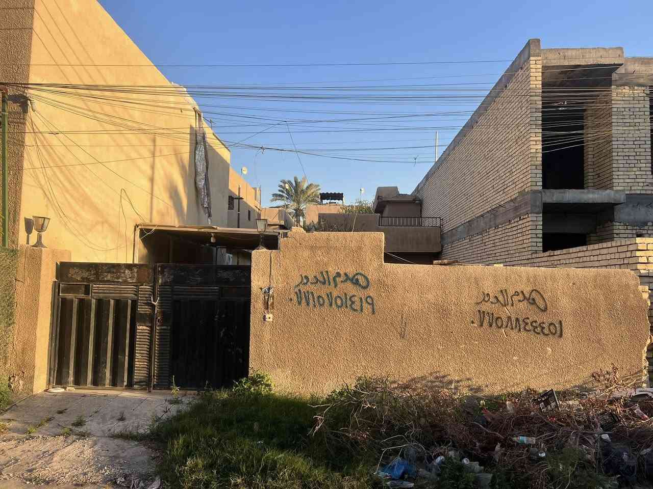 السلام عليكم 
بيت قطع للبيع سعر گاع 
المساحه 240  م واجهه 8 م نزال 30 م 
 حي الجهاد الخارجيه المربع الاول قرب جامع شنشل 
للأتسفسار مكتب النسيم 
***********
***********
