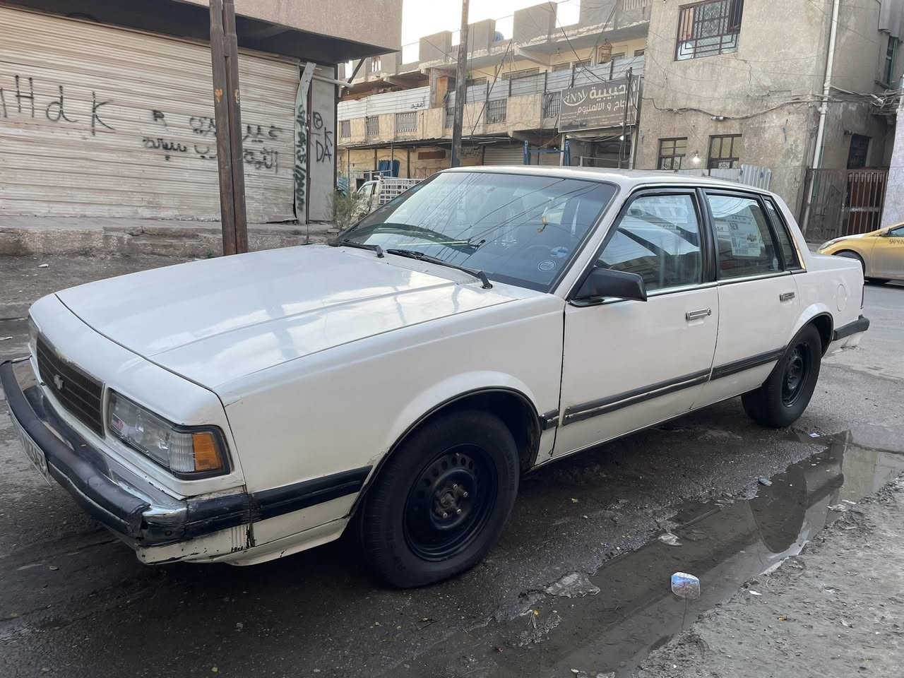 السلام عليكم
شيفروليت سليبرتي للبيع 
السيارة حلوة ونظيفة وجاهزة وترايها مفتوح
موديل ١٩٨٩
ماشية ١٨٣ الف كيلو حقيقي
محرك جديد ومكفول كير نظيف 
صدر وتايرات نظاف
غرفتها نظيفة وبلادية
شاشة وكاميرا 
سنتر لوك شغال
كهربائياتها كلها شغالة وعالبلاد بدون خلل
نقصها : غاز للتبريد - وبيها تأخير بالگير بالD بس وهي باردة باقي الاستخدام گيرها ممتاز بدون اي مشاكل
رقمها بغداد هزة وسنوية وارقام جدد

السعر : ٣٧ ورقة وبيها مجال بسيط 
مكانها بغداد الحبيبية
***********
