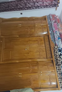 غرفة اخشاب جديدة ونظيفة مستعملة فقط 4 اشهر مع ميز تواليت ايضاً جديد لل...