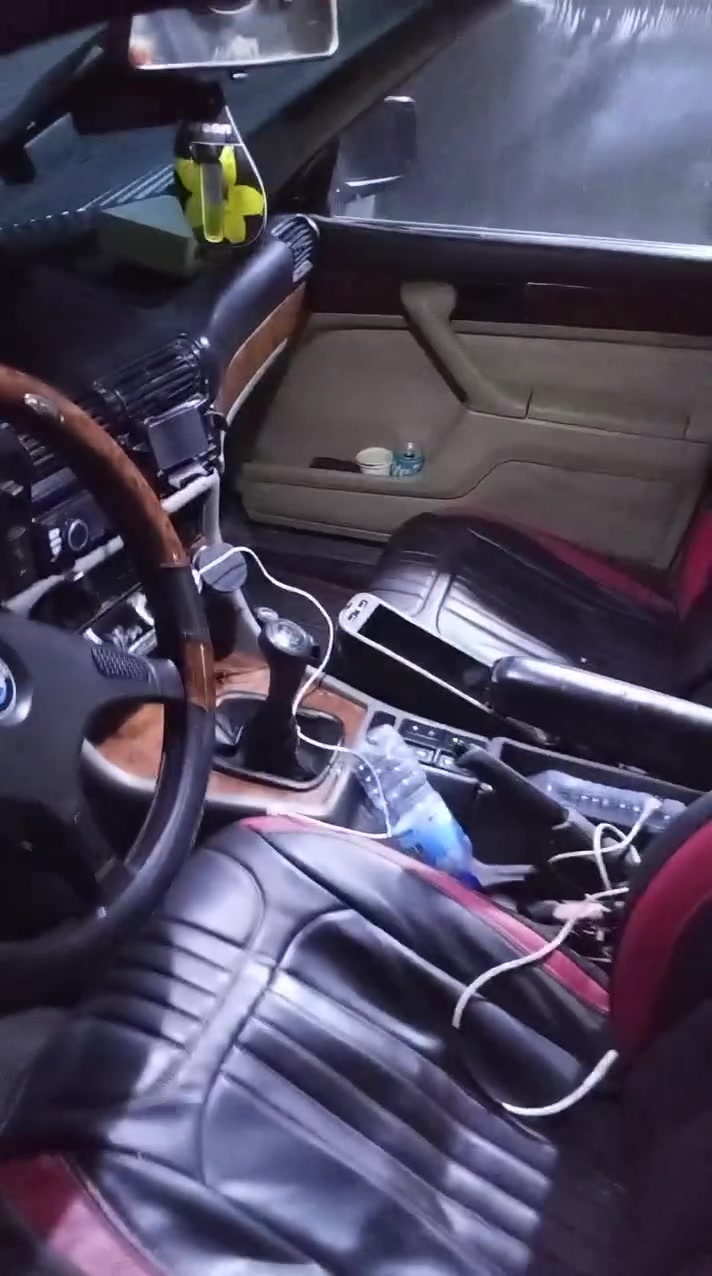 السلام عليكم bmw735 محرك شرط كير (عادي ) موديل 1992
تبريد قطعتين شغال 
كهربائيات شغالهصدر امامي خلفي جديد
طخم تايرات 
ويل كب نجمه بس الويل 350$
غرفتها حلوه 
مصبوغه عام ميتاليك600$ 
سياره متعوب عليها تاريك للبصره سياره شلعه ومعدل 
مختصر الكلام طياره بالكاع السعر 54 وبيها مجال 
*********** *********** مكاني موصل الايسر
