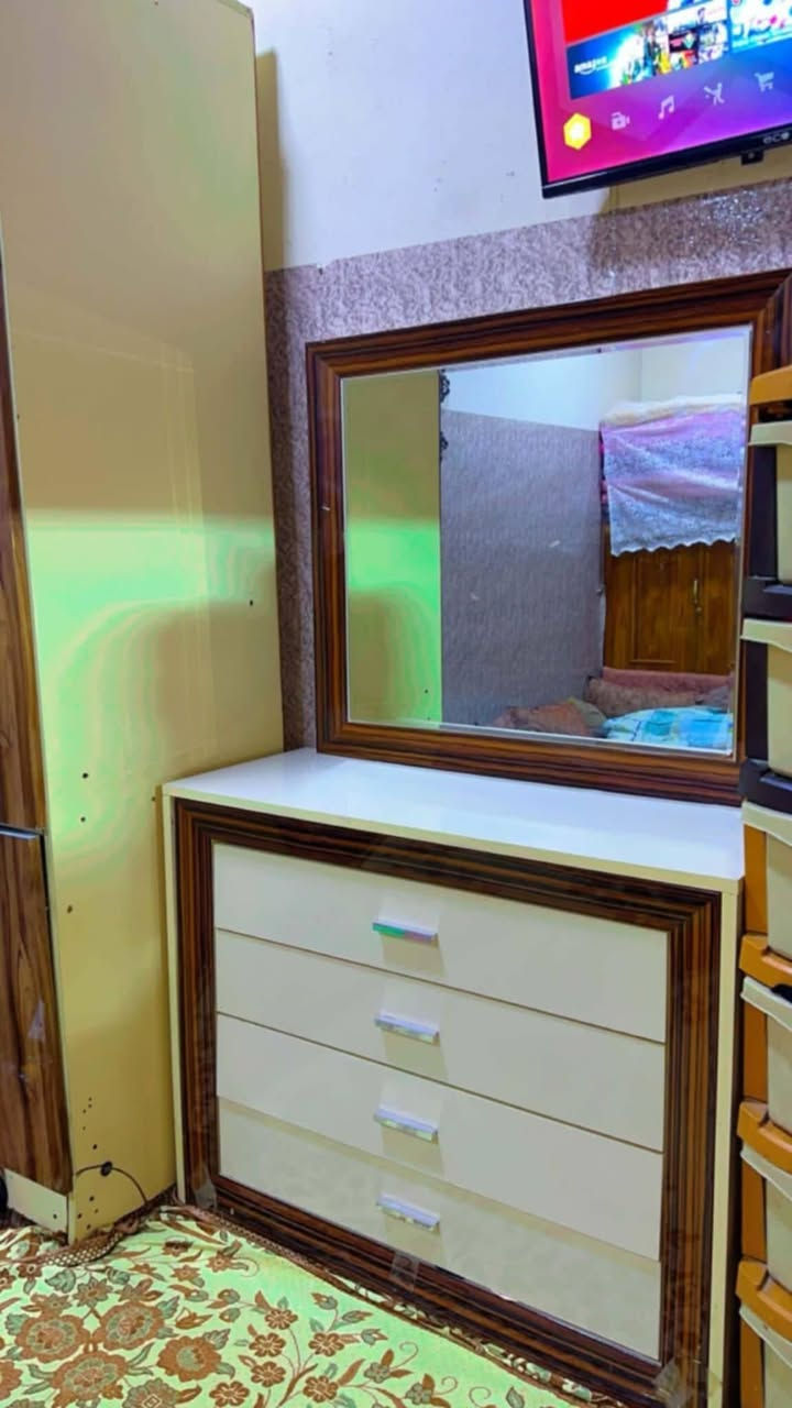 ميز للبيع 40وبيه مجال اتصال ***********
