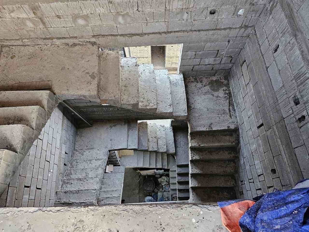 🏢 بناية تجارية للبيع – البصرة / أبي الخصيب / أبو مغيرة
بناية حديثة للبيع بمساحة 200 م²، موقع مميز وقريب من الشارع العام.
📍 الموقع:
ثاني عقار عن الشارع العام الداخلي (السايدين)
البصرة – أبي الخصيب – أبو مغيرة
📄 المستندات:
طابو صرف أرض – تحويل مباشر باسم المشتري
🏗️ تفاصيل البناية:
تتكون من 3 طوابق
بناء جديد
🔹 الطابق الأول (جاهز للسكن):
غرفتا نوم
صالتان
مطبخ
ديوانية
صحيات
كراج
🔹 الطابق الثاني والثالث (يحتاج تشطيب):
كل طابق يحتوي على شقتين
كل شقة تتكون من:
غرفتين
صالة
مطبخ
صحيات
✅ مناسبة للاستثمار أو السكن مع عائد تجاري ممتاز
📞 للاستفسار: *********** البصرة, العراق
