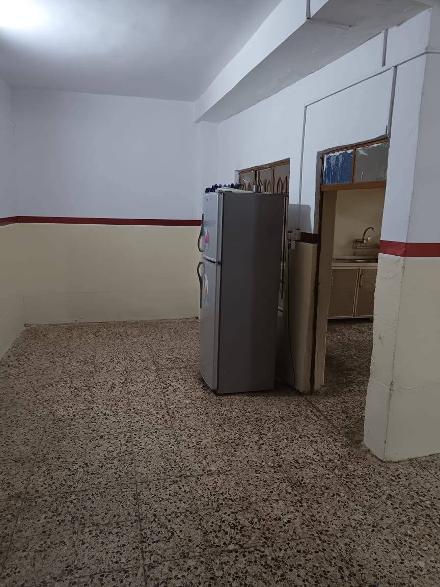 بيت للبيع بمنطقة دار المعلمين مقابيل مصطوصف الصدر مساحة الدار ٢٣٠ يتكون الدار من استقبال وغرفتين للنوم ومطبخ وصحيات الدار مسحوب عليه قرض يعني سند طابو ويتسسدد القرض روتينيأ الشارع صب جديد و ماء فول ويبعد عن الشارع الرئيسي ١٥٠ متر
السعر ٢٠ مليون وبيها مجال 
للاستفسار ***********
               ***********
