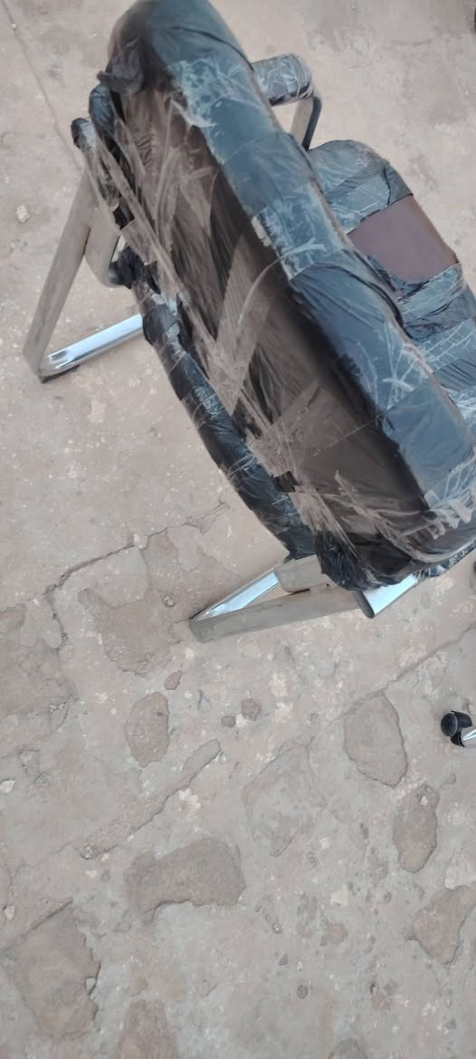 للبيع كرسي جلد جديد السعر 50 الف العنوان كربلاء للاستفسار الاتصال على الرقم ***********
