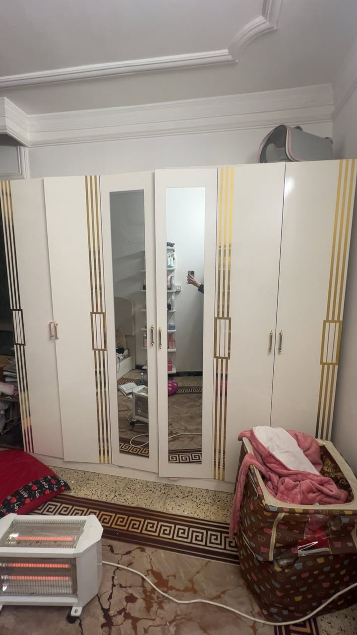 السلام عليكم اغراض للبيع لغرض الانتقال ، كنتور ٦ بيبان نضيف اي ضرر مابي بـ ١٠٠ الف وبي مجال بسيط + كومديات مع الكنتور ثنين بـ ٥٠ الف وطبلات عدد ٣ بـ ٤٠ الف كلش مرتبات ومايكرو ويف ب ٢٥ قفل وكاونتر ٥ قطع مع السنك ٢٠٠ الف واي تصوير بلخاص تردون اني حاضرة 
عنوان كرادة داخل 
الرقم 
***********
