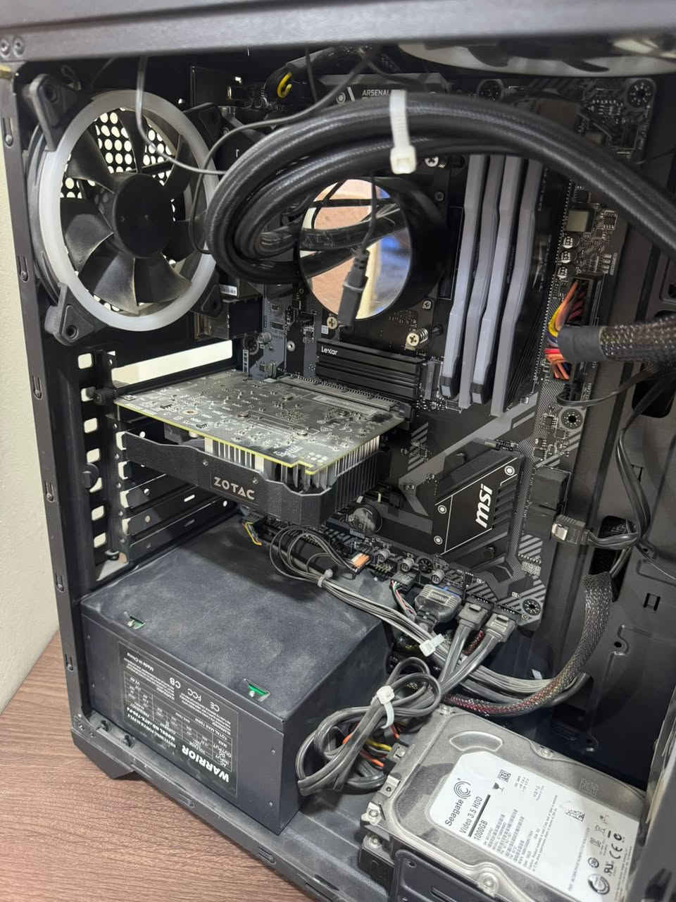 تجميعه البيع بسعر ٨٠٠
* المعالج: AMD Ryzen 5 3600X

* الرام: 64GB (16x4)

* اللوحة: MSI B450 TOMAHAWK MAX

* كارت الشاشة: NVIDIA GTX 1050 Ti 4GB

* هارد 2 TB نوع M2 سامسونج 

* منظومة تبريد مائية للمعالج


**إذا كنت صاحب هذا الإعلان وتريد حذفه لأي سبب، رجاءا أرسل رسالة إلى الدعم الفني**
